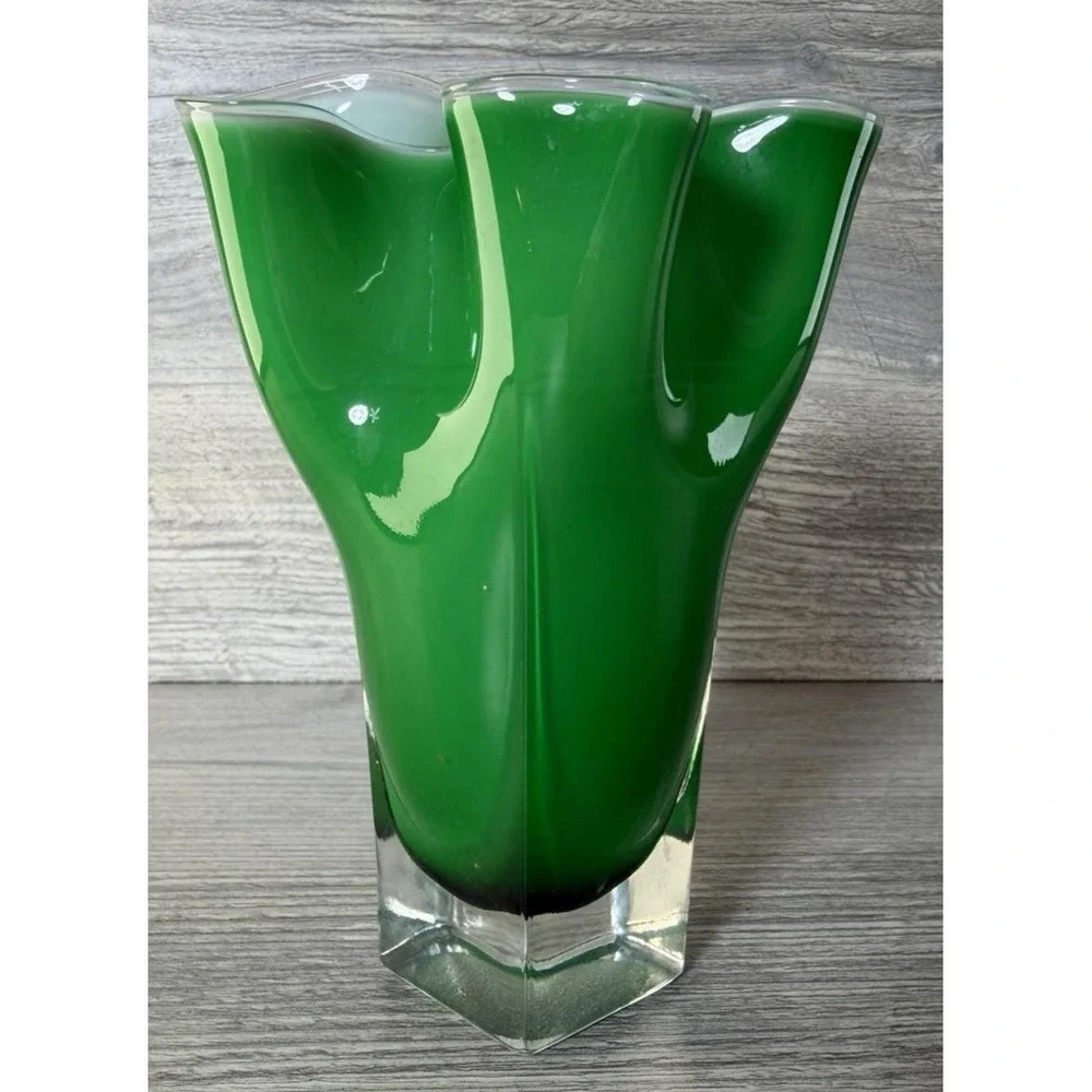 Kreiss Art Glass Emerald Green Cased Ruffled Top Handkerchief Vase 5.5